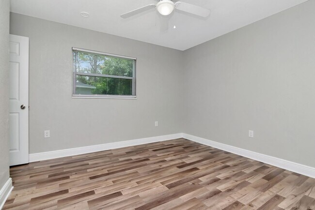 Building Photo - Beautifully Updated 3/2 in Bradenton — Up ...