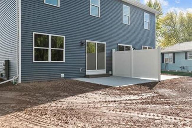 Building Photo - VIDEOTOUR: Newer Townhouse located in Neenah! PETS WELCOME