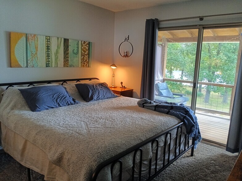 New king bed, double slider to patio and lake view - 83 Monongahela Dr