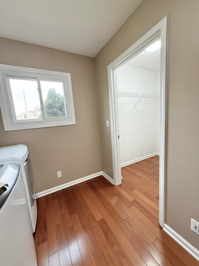 Building Photo - 2636 Shefman Terrace