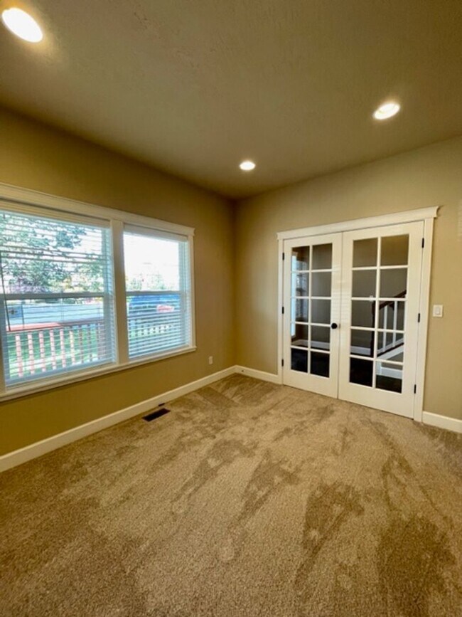 Building Photo - Gorgeous 3 bedroom spacious home in NE Ben...