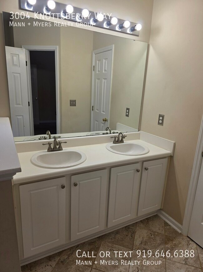 Building Photo - 3004 Knottsberry Way