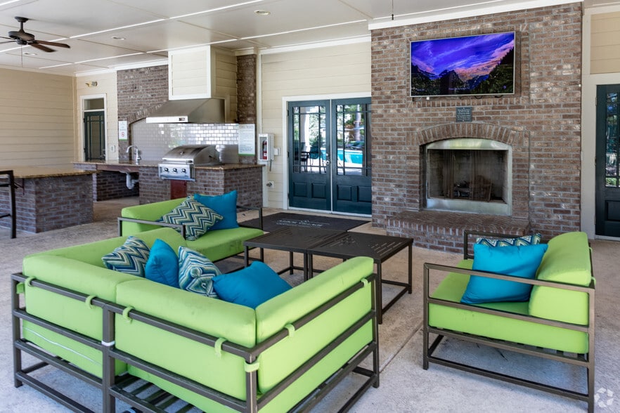 Outdoor Lounge - Arbor Village