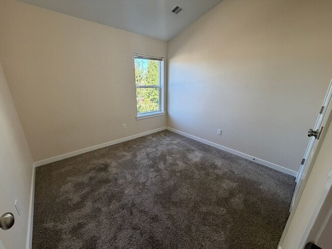 Building Photo - MOVE IN SPECIAL: HALF OFF FIRST MONTH'S RE...