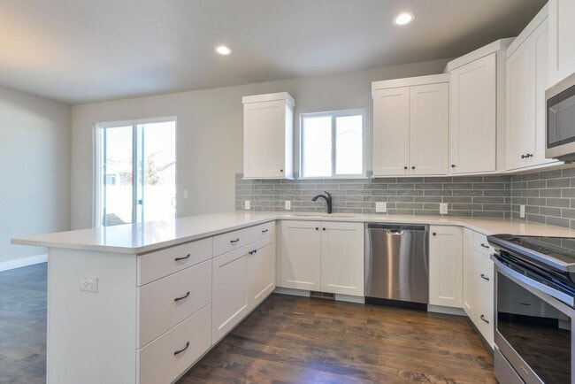 Building Photo - Beautiful, Dog Friendly, 3 Bedroom, 2.5 Ba...