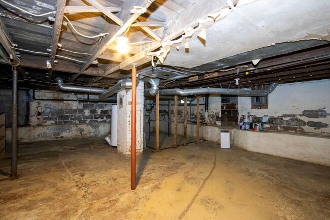 Building Photo - Two Bedroom Home