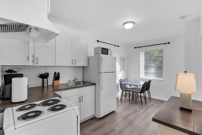 Building Photo - 925 SW 15th Ave
