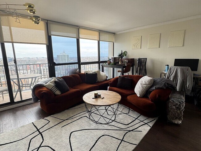 Building Photo - 1540 N La Salle Dr