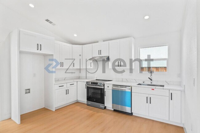 Building Photo - Unit 2