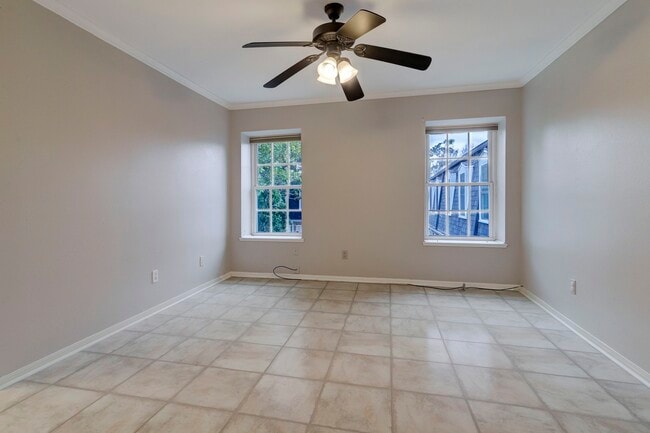 Building Photo - 353 N Post Oak Ln