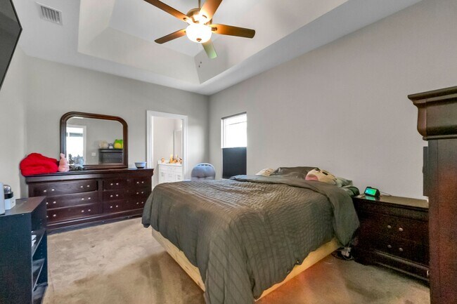 Building Photo - Solar Panel Home in East Navarre!