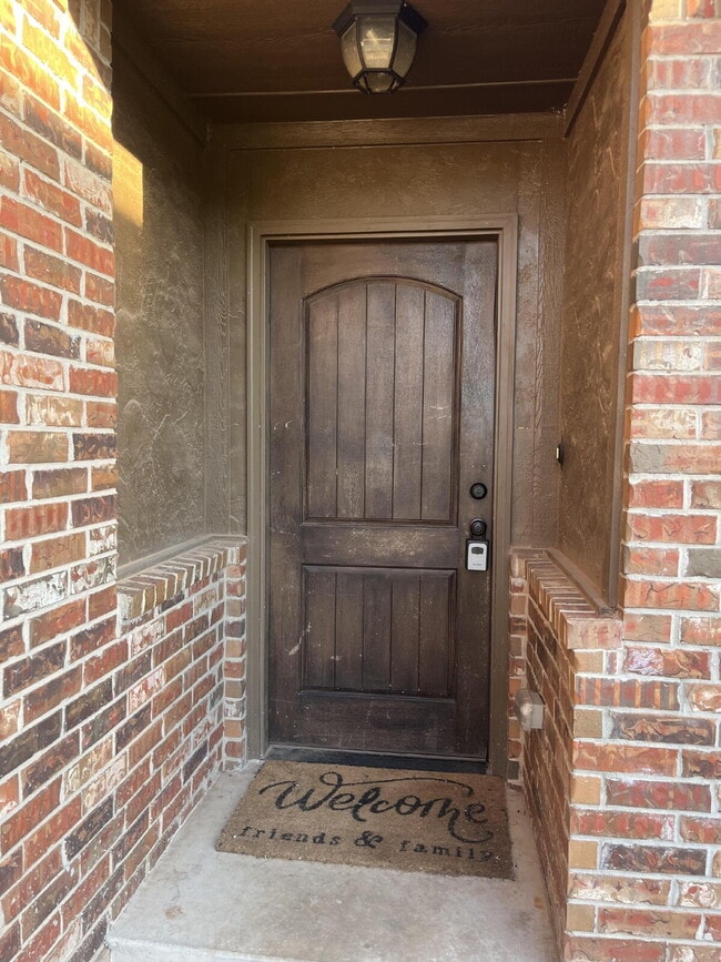 Building Photo - "Charming 3-Bedroom Home with 2 Full Baths...