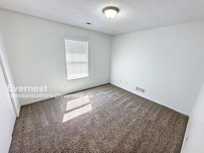 Building Photo - 1300 NW Willow Dr