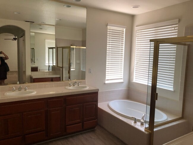 Building Photo - Well Maintained Stoneridge West Village Home!