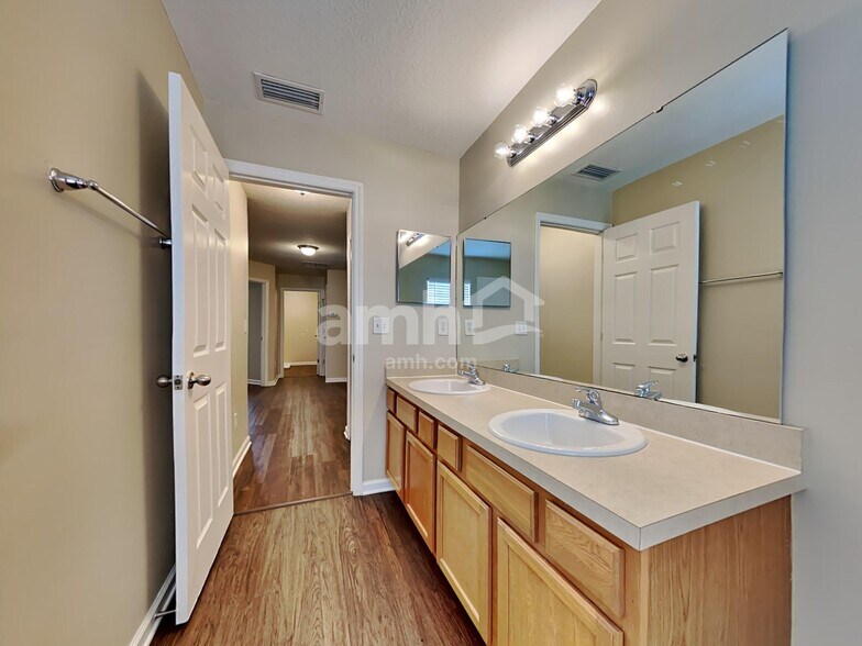 Building Photo - 304 N Hidden Tree Dr