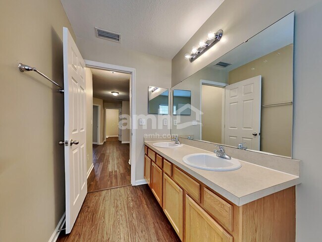 Building Photo - 304 N Hidden Tree Dr