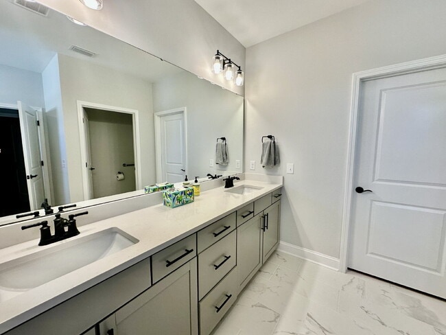 Building Photo - Spacious New Home in Sun City!