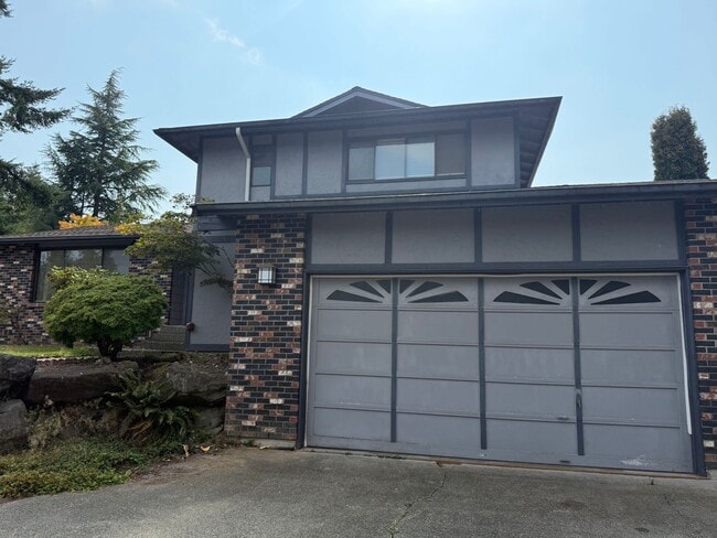 Building Photo - Large 3 BR 2.5 Bath Fenced Yard New Carpet...
