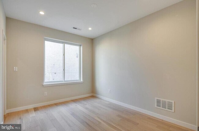 Building Photo - 909 N 15th St