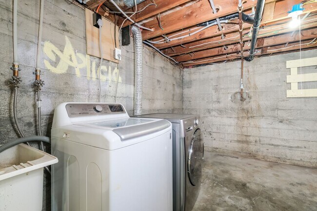 Building Photo - Comfort and Convenience Meet in This Burien Gem