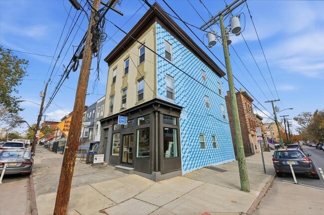 Building Photo - 76 Bowers St