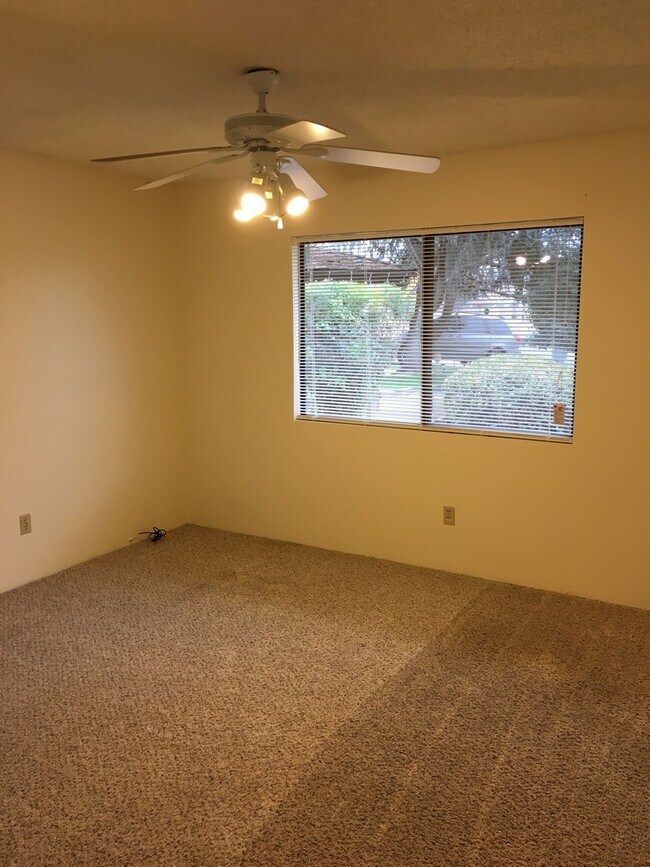 Building Photo - POOL!  Nice 3+2.5 Southwest Bakersfield - Laurelglen Area