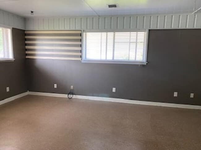 Building Photo - This is a 3 bedroom 1.5 bathroom home with...