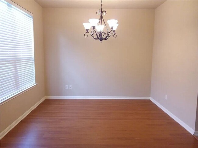 Building Photo - Lovely 4 Bed 2.5 Bath Home!