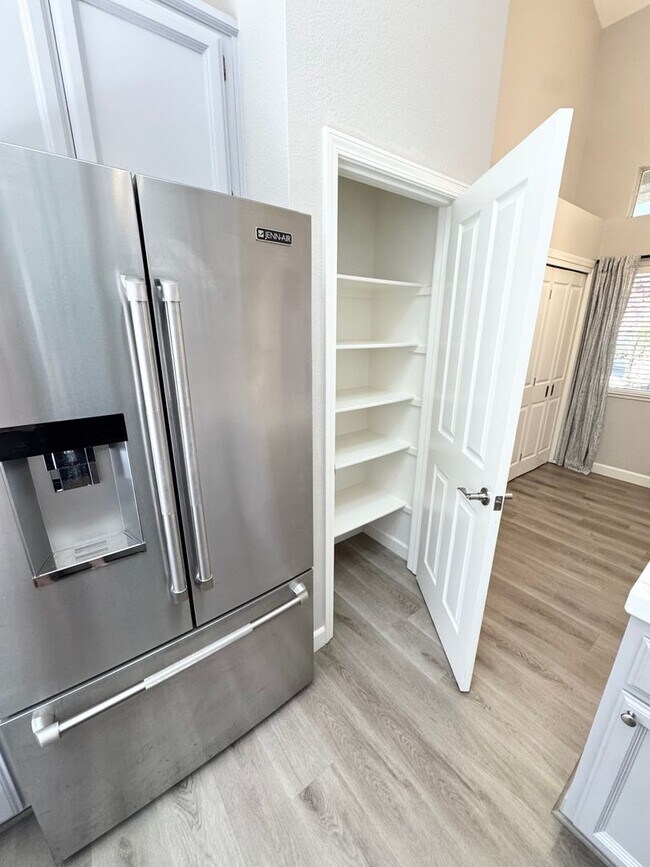 Building Photo - Move-In Ready 3-Bed, 2-Bath Home in Roseville! SEE VIDEO