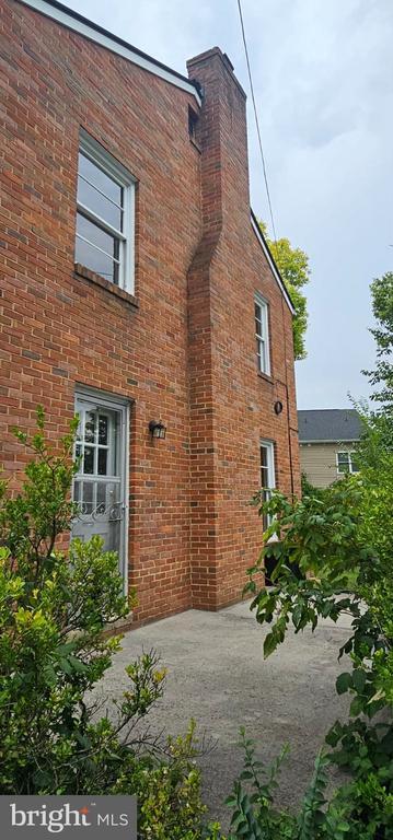 Building Photo - 230 E Whitlock Ave