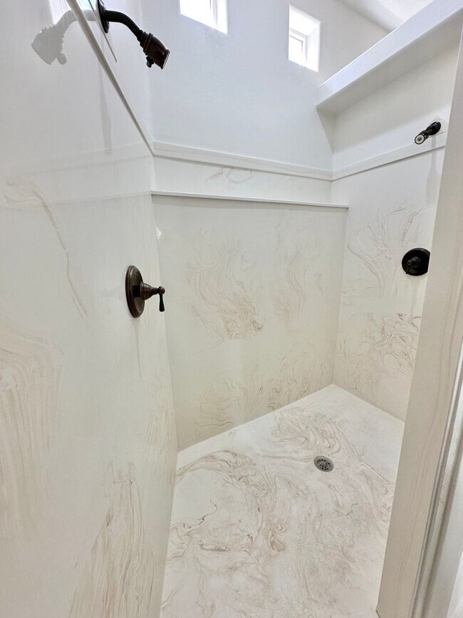 Building Photo - Beautiful 3-bed 2 bath Home! VIEWS VIEWS V...
