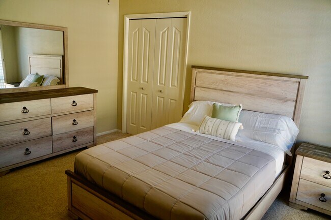 Building Photo - 836 E Serena Ave