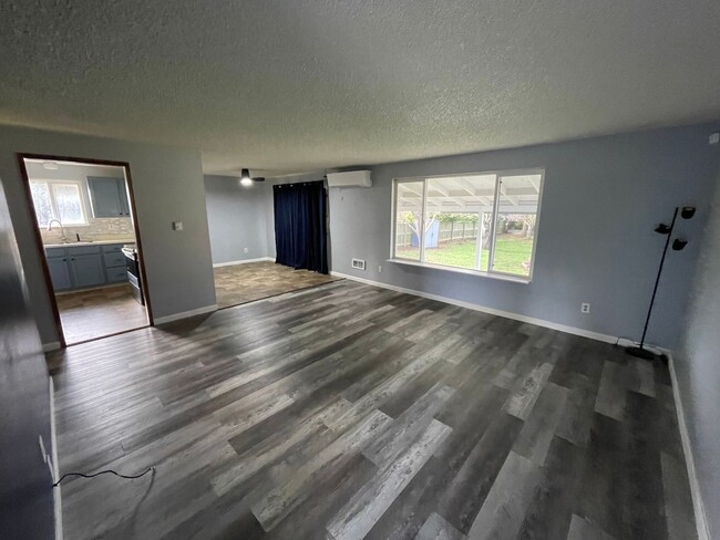 Building Photo - Fantastic 3 Bedroom Home in Town! Pet Frie...