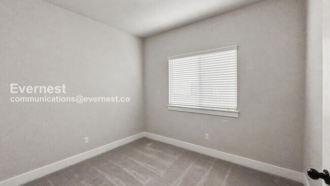 Building Photo - 3 Bed, 2 Bath Home with Fenced Yard & Garage / Pet-Friendly / Available Now!