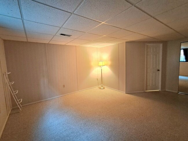 Building Photo - $2,595 - 4 Bed / 3 Bath Home with Fully Fe...