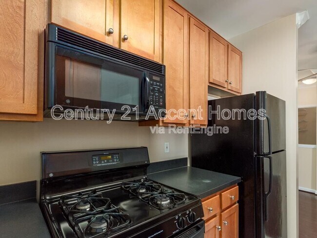 Building Photo - 4862 Eisenhower Ave