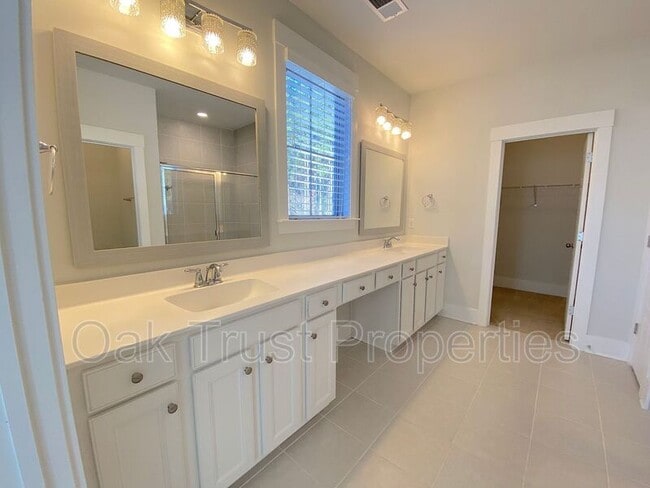 Building Photo - 225 Scholar Way