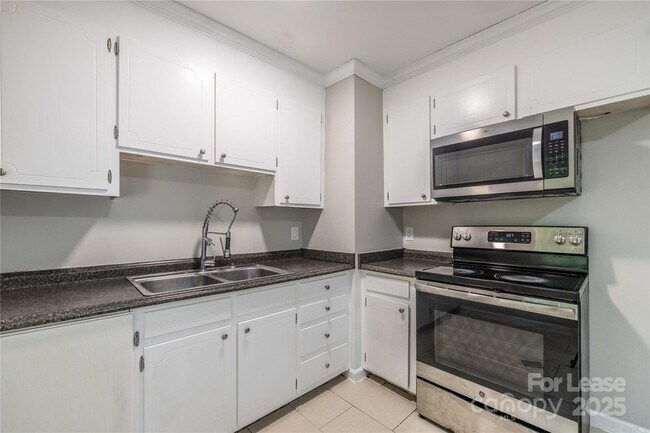 Building Photo - 4438 Gainsborough Rd