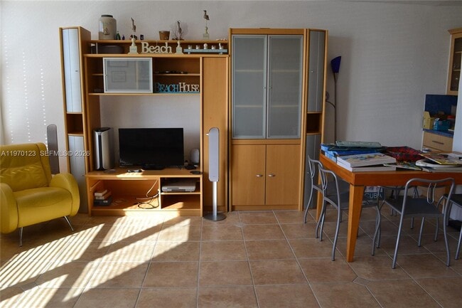 Building Photo - 2899 Collins Ave