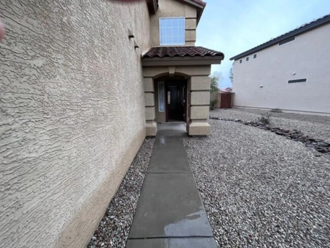 Building Photo - Large 4 bedroom, 3 bath home.