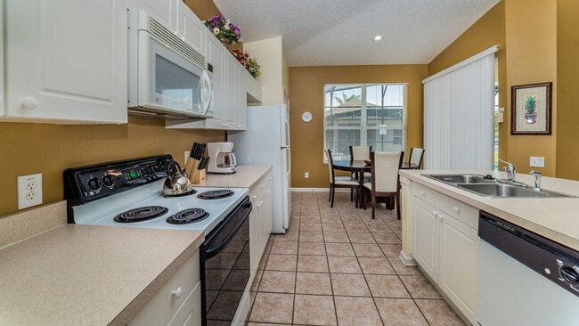 Building Photo - 8147 Fan Palm Way