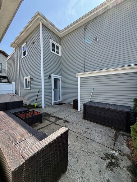 Building Photo - 5 Henshaw St