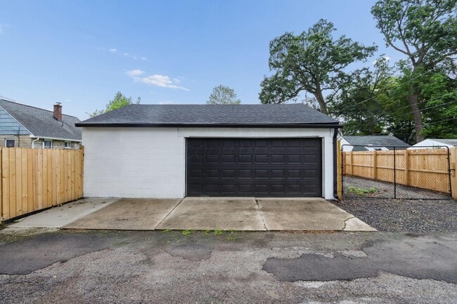 Building Photo - 1470 E Weber Rd