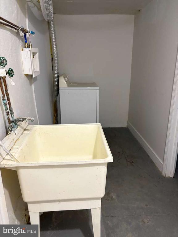 Building Photo - 5718 Woodbine Ave