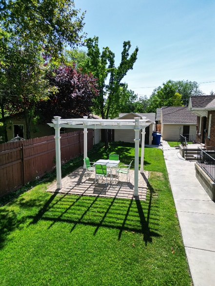 Building Photo - 2550 Highland Dr