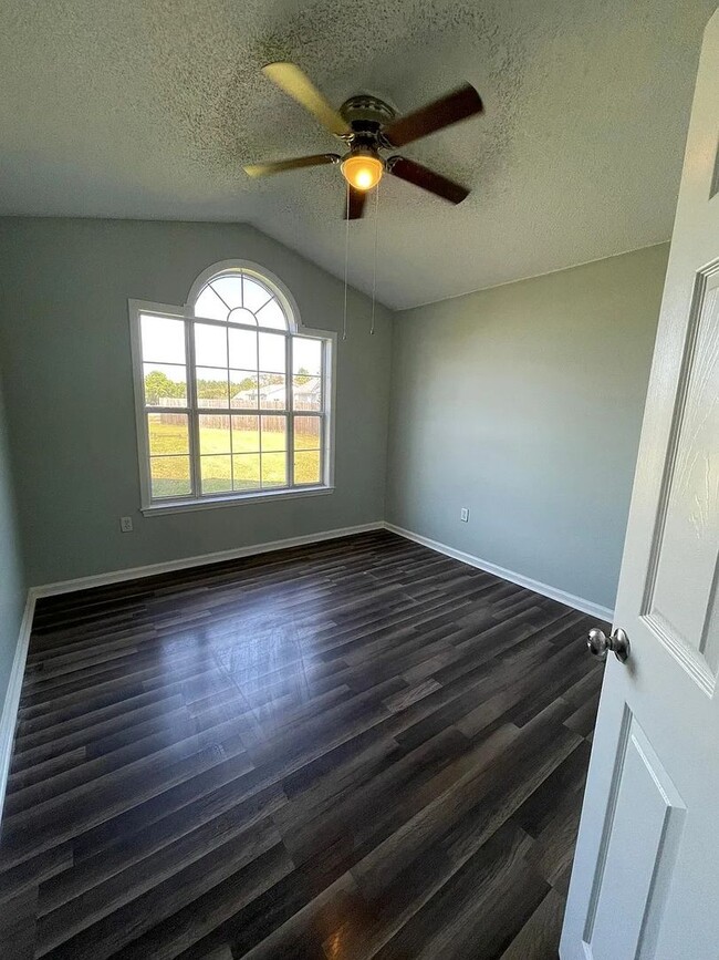 Building Photo - 3 Bedroom, 2 Bathroom Home available in Ma...