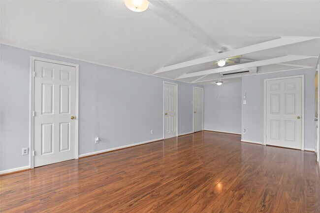 Building Photo - 950 Lamonte Ln