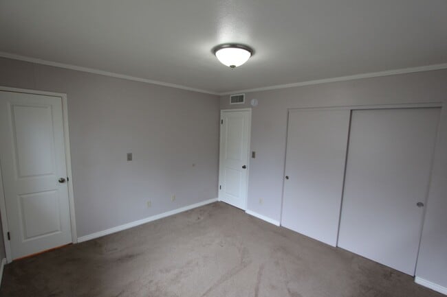 Building Photo - AVAILABLE NOW! Stunning Single-Level Flagstaff Home | Mountain Views & Private Backyard!