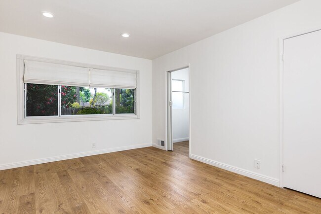 Building Photo - Spacious 2BR on Millionaire's Row!