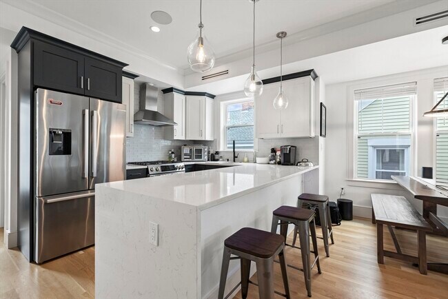Primary Photo - 10 Hallet St